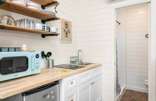 Fredericksburg Cabaña | Bee at the Hive, 1/1 | Private Hot Tub | Gas Fire Pit | Cornhole