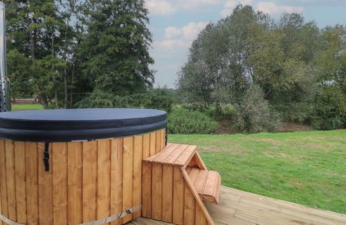 North Luffenham Cabaña | BEE HIVE, pet friendly, with hot tub in Edith Weston