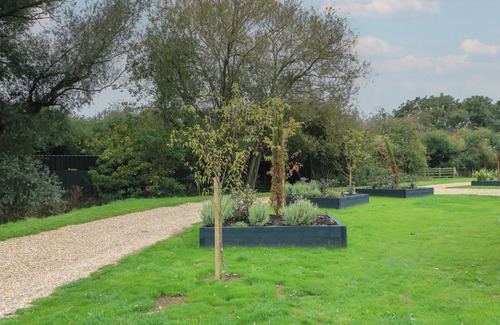 North Luffenham Cabaña | BEE HIVE, pet friendly, with hot tub in Edith Weston
