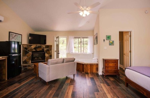 Montebello Cabina | Bee Mountain Cabin fireplace, kitchen, jacuzzi