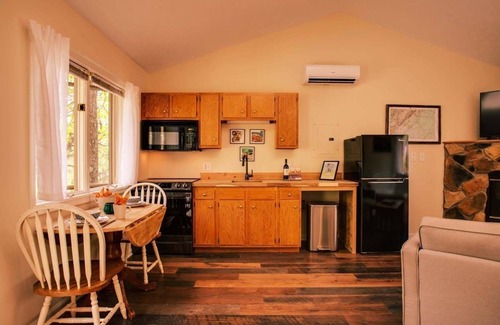 Montebello Cabina | Bee Mountain Cabin fireplace, kitchen, jacuzzi