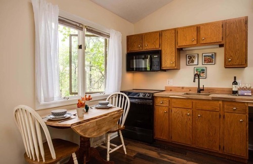 Montebello Cabina | Bee Mountain Cabin fireplace, kitchen, jacuzzi