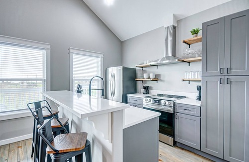 Port Bolivar Casa | Bee Ray's By the Seashore - a 2 bedroom, 2 bath home that sleeps 4.
