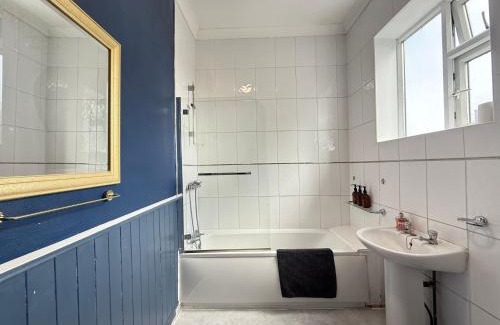 Haydock Casa | Bee Stays - Cooper House
