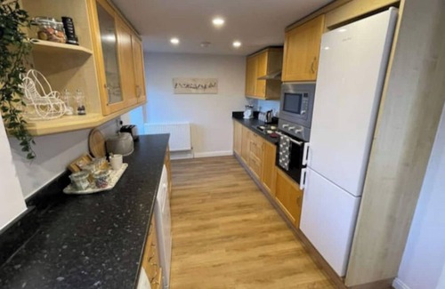Dronfield Cabaña | Beech Cottage, a luxury cottage with 5 bedrooms, sleeps 9, dogs very welcome