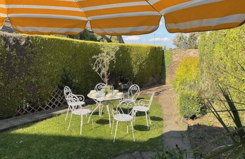 Dronfield Cabaña | Beech Cottage, a luxury cottage with 5 bedrooms, sleeps 9, dogs very welcome