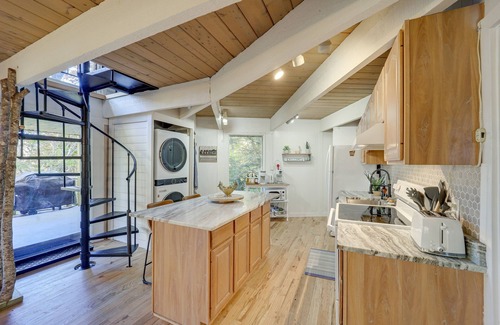 Beech Mountain Cabina | Beech Mountain Cabin w/ Hot Tub: 1 Mi to Slopes!