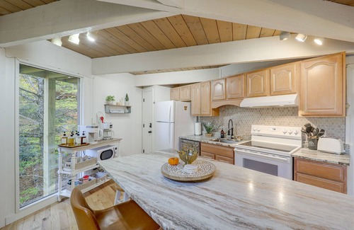Beech Mountain Cabina | Beech Mountain Cabin w/ Hot Tub: 1 Mi to Slopes!