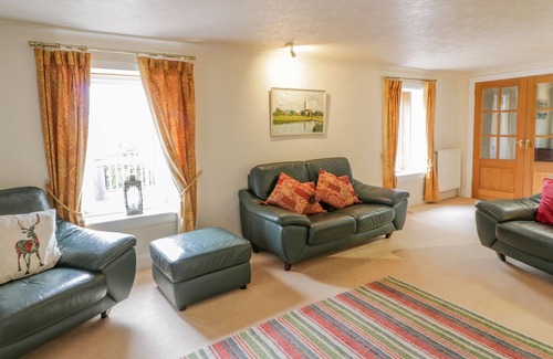Troon Cabaña | BEECH TREE, pet friendly, with hot tub in Troon