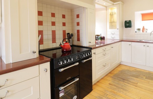 Troon Cabaña | BEECH TREE, pet friendly, with hot tub in Troon