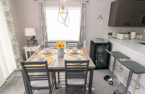 Hasguard Cross Cabaña | BEECHWOOD LODGE, pet friendly, with hot tub in Broad Haven