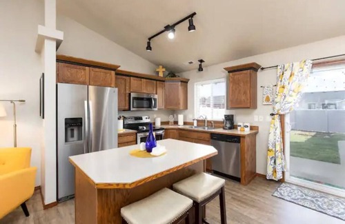 Rathdrum Casa | BeeCozy Cottage-Near Silverwood & Lakes! 3 bedroom & 2 baths!
