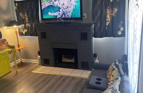 Woodward Casa | Beehive Honeycomb pet friendly