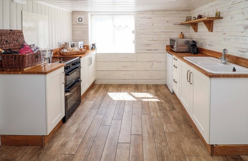 Beccles Cabaña | BEEHIVE, pet friendly, country holiday cottage in Beccles