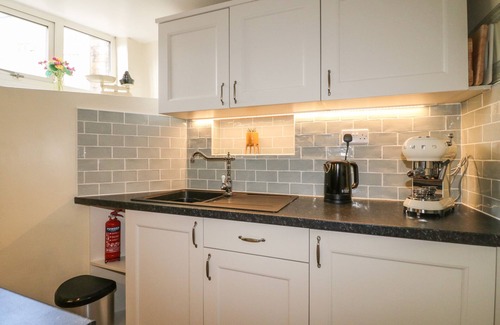 Wirksworth Casa | BEEHIVE, pet friendly, character holiday cottage in Wirksworth