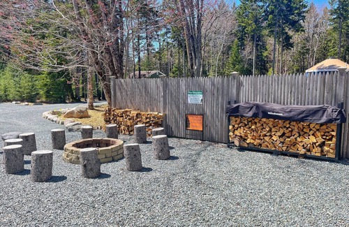 Southwest Harbor Cabaña | Casa pequeña de la colmena en Acadia Yurts