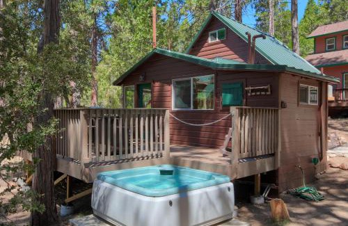 North Wawona Casa | Beetlebark Bungalow- Inside Yosemite w/hot tub EV charging cable