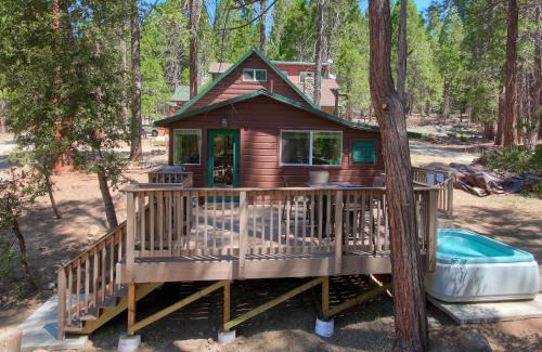 North Wawona Casa | Beetlebark Bungalow- Inside Yosemite w/hot tub EV charging cable