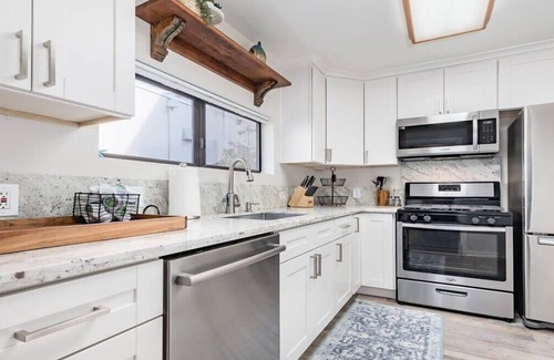 Capitola Casa | Begonia Beach Cottage- Dog Friendly