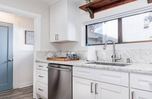Capitola Casa | Begonia Beach Cottage- Dog Friendly