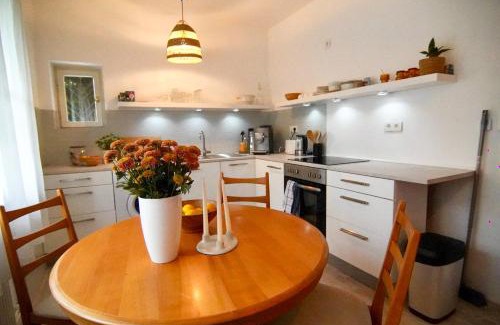 Bad Wilhelmshoehe Apartamento | Beheizter Whirlpool und Panoramafenster vom Bett ins Grüne!