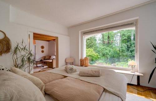 Bad Wilhelmshoehe Apartamento | Beheizter Whirlpool und Panoramafenster vom Bett ins Grüne!