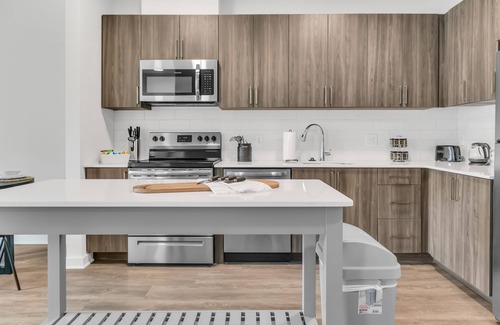 McLean Apartamento | Beige Bliss Chic 2BR/1BTH Oasis w Amenities Tysons