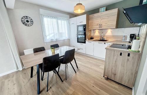Jullouville-les-Pins Apartamento | Bel appartement rénové au cœur de Jullouville, 100m de la plage, 1 chambre, 4 couchages, parking privé - FR-1-361-72