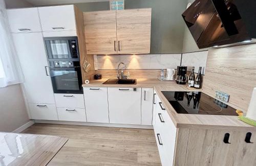 Jullouville-les-Pins Apartamento | Bel appartement rénové au cœur de Jullouville, 100m de la plage, 1 chambre, 4 couchages, parking privé - FR-1-361-72