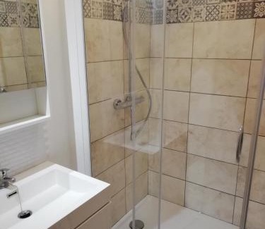 Bernieres-sur-Mer Apartamento | Bel appartement avec jardin à 50m des plages du debarquement