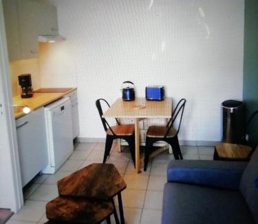 Bernieres-sur-Mer Apartamento | Bel appartement avec jardin à 50m des plages du debarquement