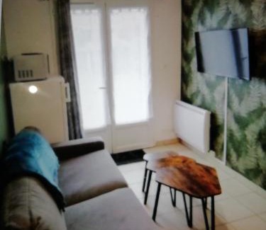 Bernieres-sur-Mer Apartamento | Bel appartement avec jardin à 50m des plages du debarquement