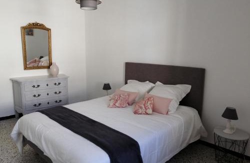 Uzes Apartamento | BEL APPARTEMENT SPACIEUX CENTRE VILLE UZES T3
