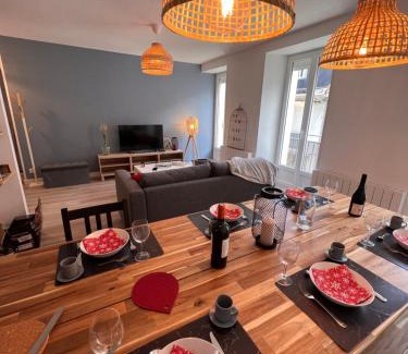 Bagneres-de-Luchon Apartamento | Bel appartement T3 au 1er étage avec cour intérieure au RDC - Villa Marie