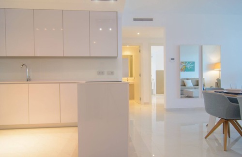 Nueva Milla de Oro Apartamento | Belaire Apartamento de 4 dormitorios con terraza y piscinas compartidas.