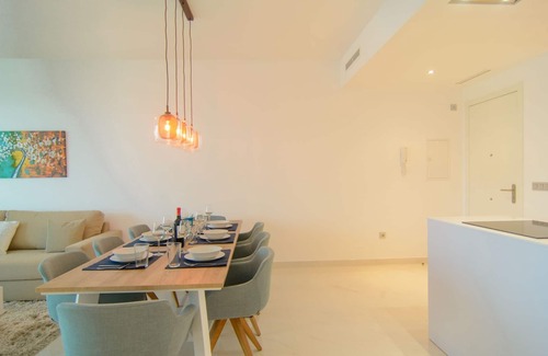Nueva Milla de Oro Apartamento | Belaire Apartamento de 4 dormitorios con terraza y piscinas compartidas.