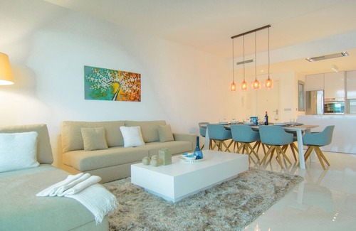 Nueva Milla de Oro Apartamento | Belaire Apartamento de 4 dormitorios con terraza y piscinas compartidas.