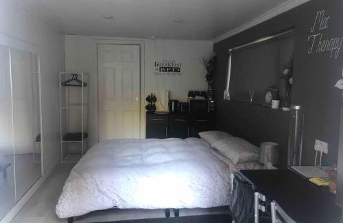 Castlereagh Casa | Belfast private room, en-suite & own access