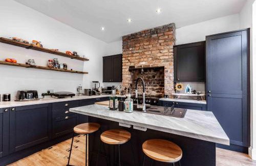 Liverpool Casa | Belgrave Rise 2 Mins To Train Patio Parking