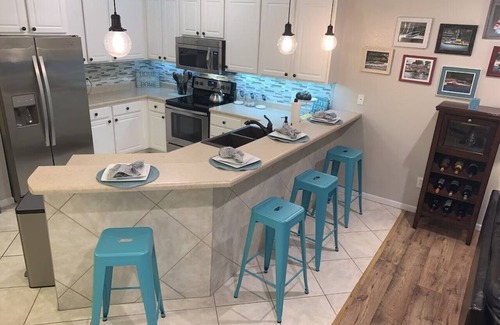 Osage Beach Condominio | Believe the 275+ 5 star reviews! Main waterfront & boat slip, Ice cream machine.