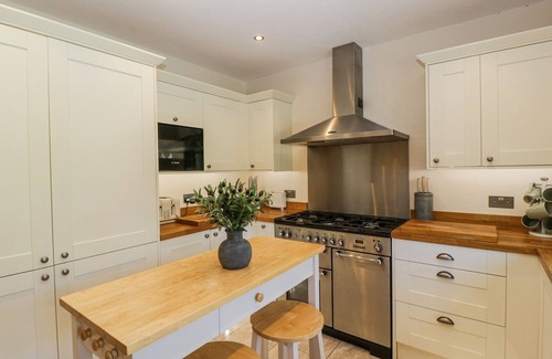Stow-on-the-Wold Casa | BELL GARDEN, pet friendly, with open fire in Stow-On-The-Wold
