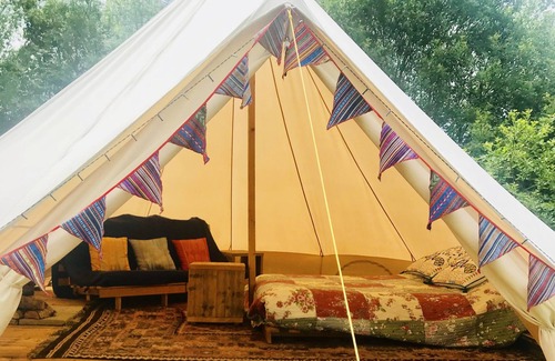 Whichford Alquiler De RV | Tienda de campaña - equipada con estufa de leña y cama doble