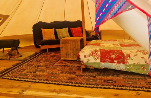 Whichford Alquiler De RV | Tienda de campaña - equipada con estufa de leña y cama doble