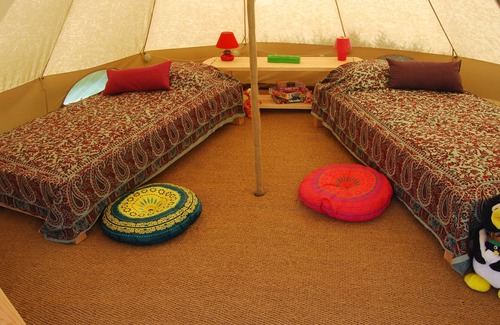 Mialet Alquiler De RV | Tienda de campanas Glamping con piscina climatizada, cuatro tiendas de alquiler como una unidad
