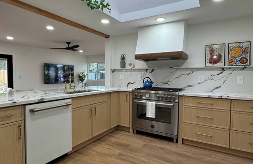Vista Casa | Bella Vista: 5-bed home w pool
