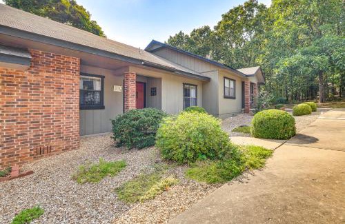 Bella Vista Casa | Bella Vista Townhome with Deck Near Back 40 Trail!