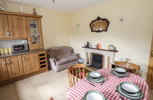 Ballysadare Cabaña | BELLADRIHID COTTAGE, pet friendly in Ballysadare, County Sligo