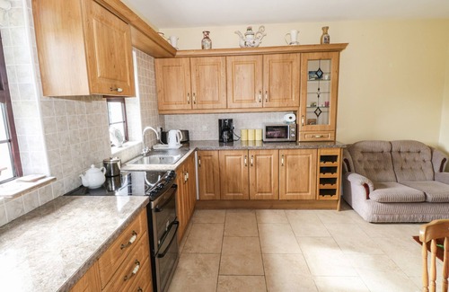 Ballysadare Cabaña | BELLADRIHID COTTAGE, pet friendly in Ballysadare, County Sligo