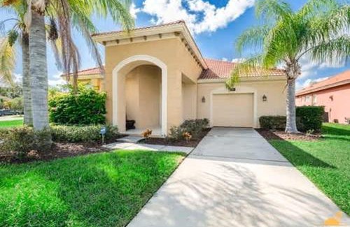 Bellavida Casa | BellaVida Palms Private Screened Pool Home