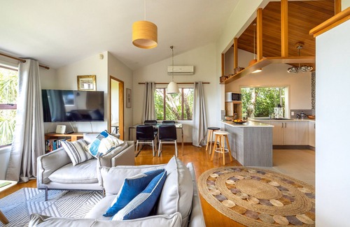 Waiheke Island Casa | Belle Bird Place - Onetangi Holiday Home
